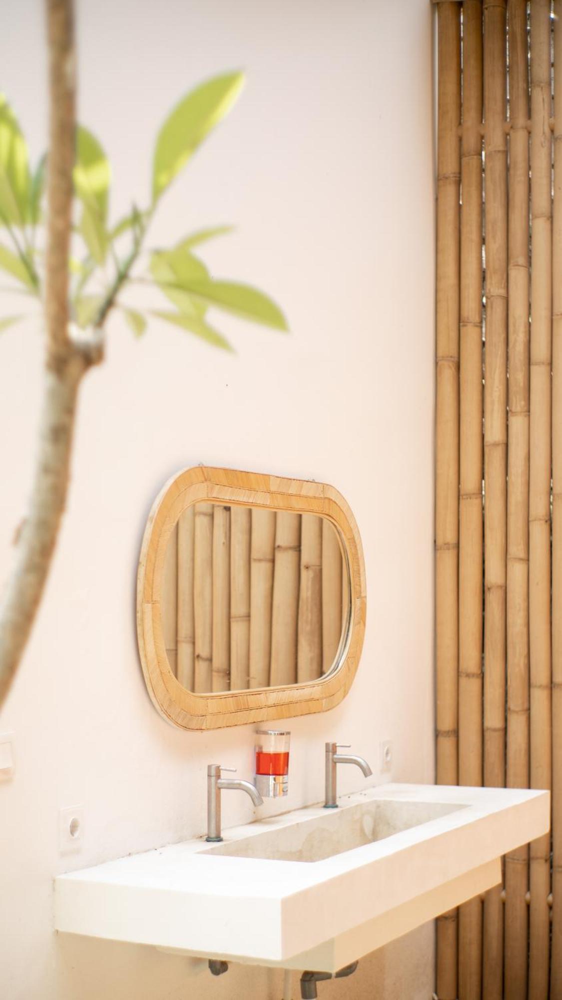 Lost Inn Kuta Capsule Hostel Bagian luar foto